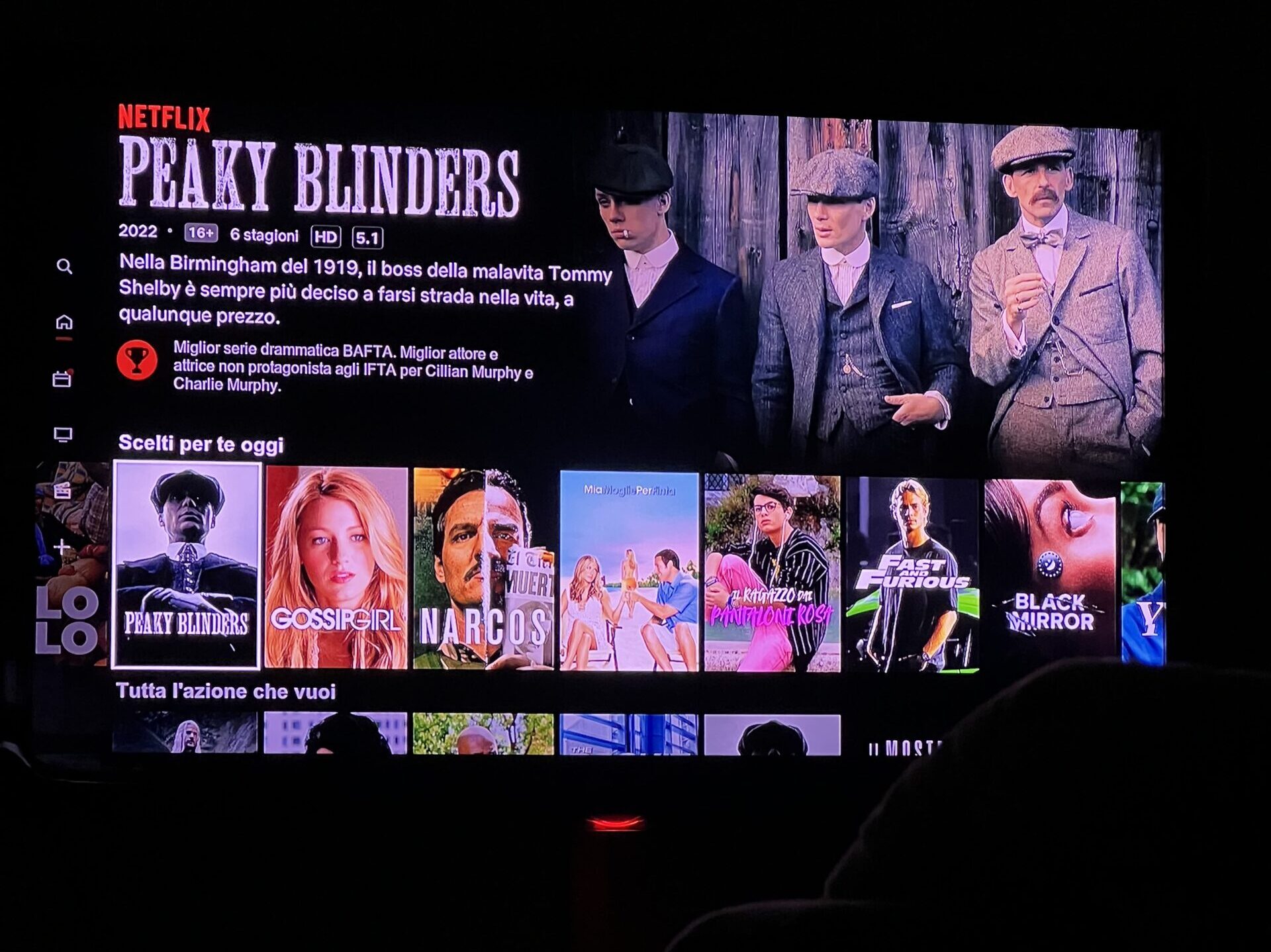 Sala cinema con Netflix, PS5 e poker