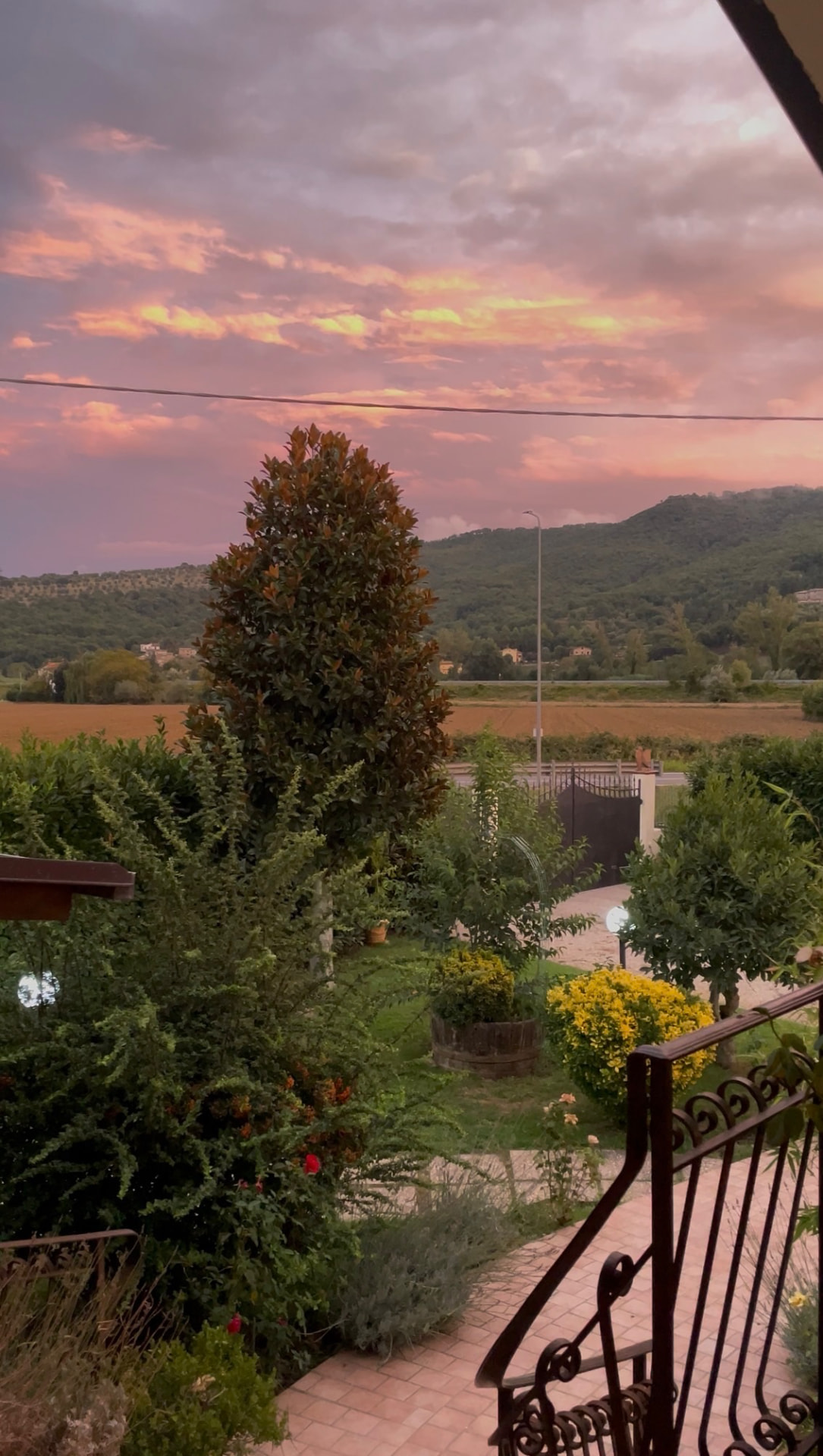 Tramonto sul giardino della villa