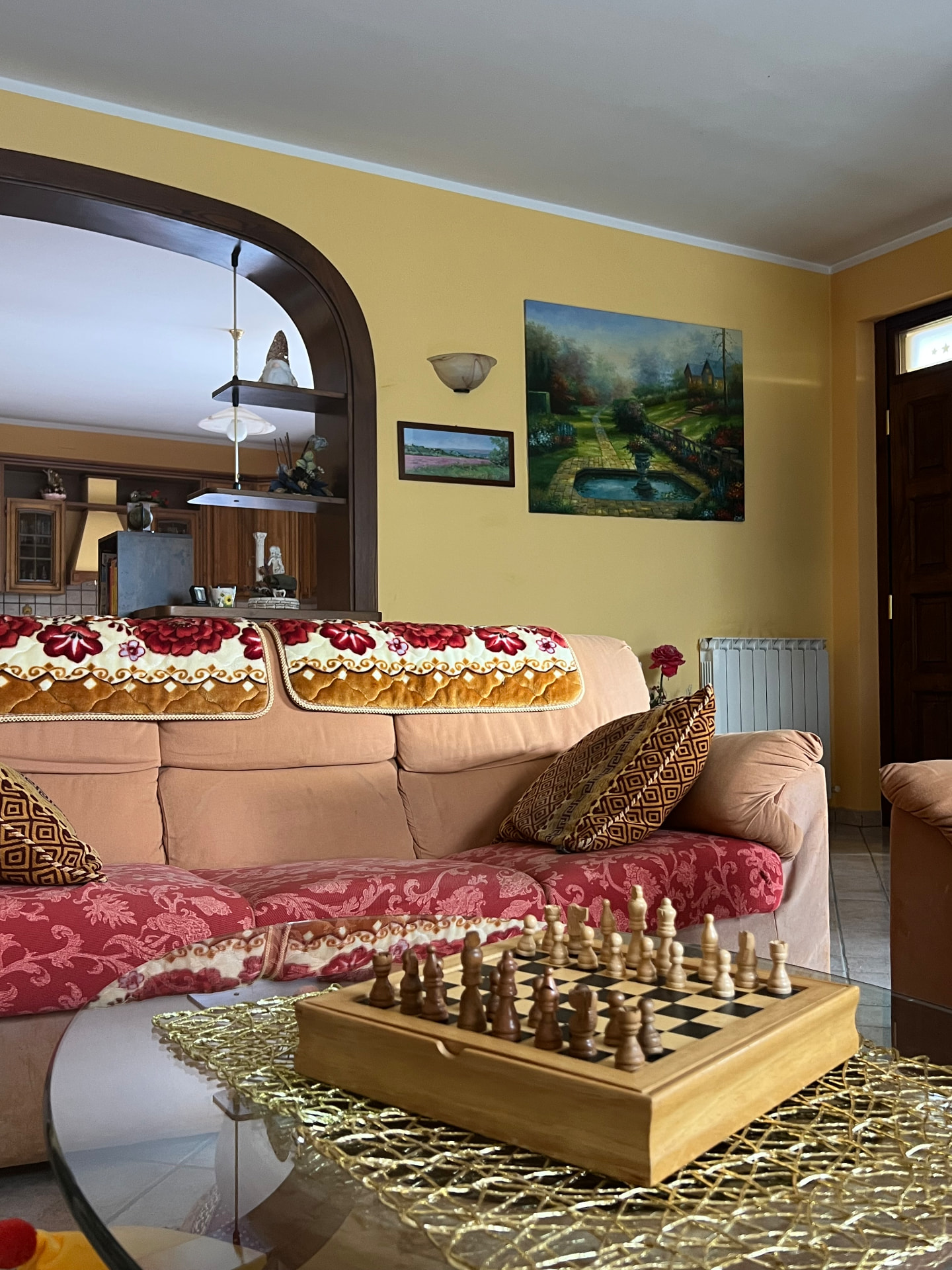 Salotto della villa con scacchiera