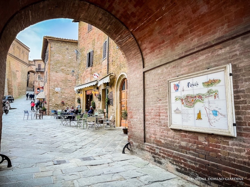L'arco di Panicale con la mappa del borgo