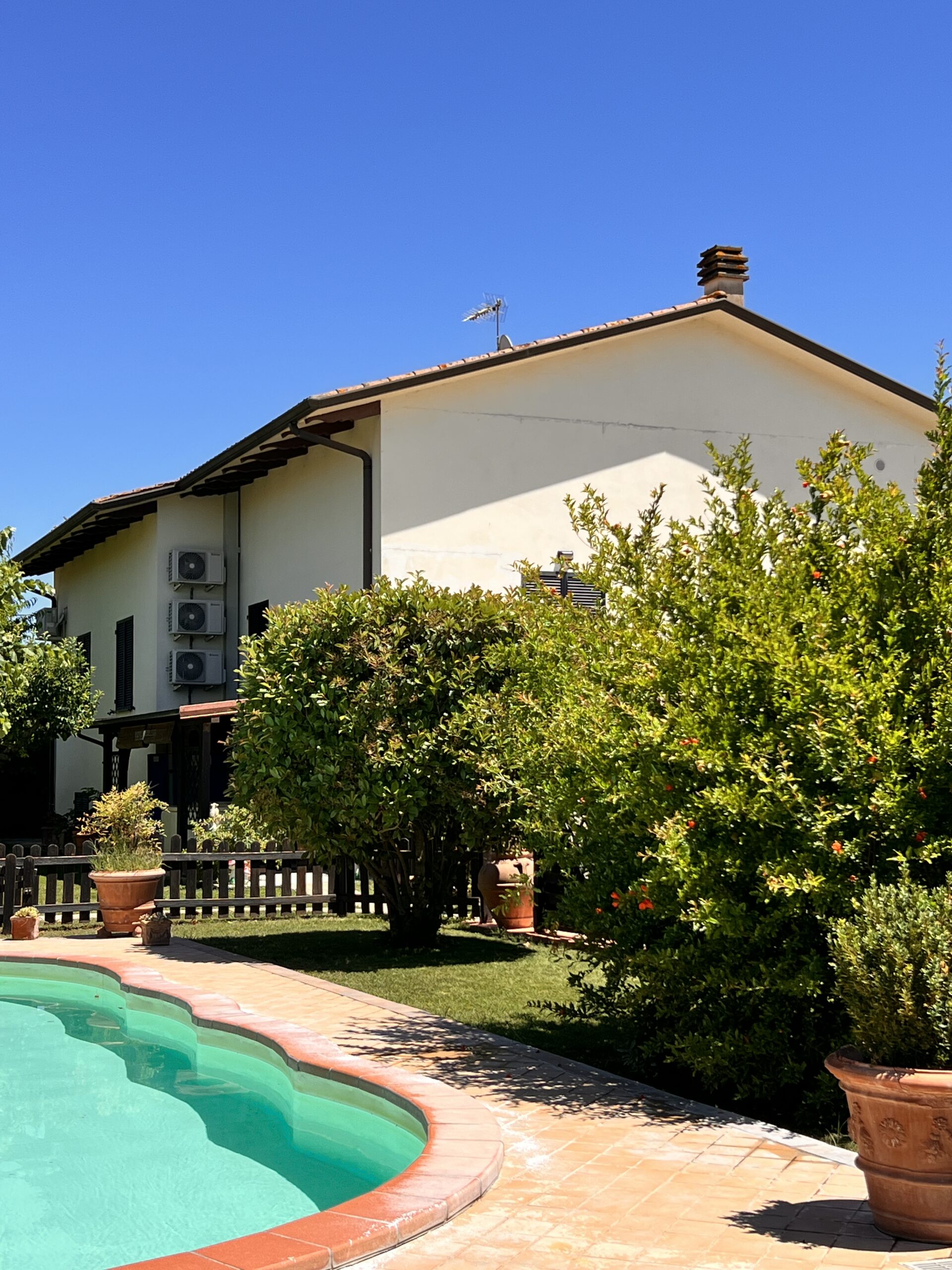 Giardino accanto alla piscina